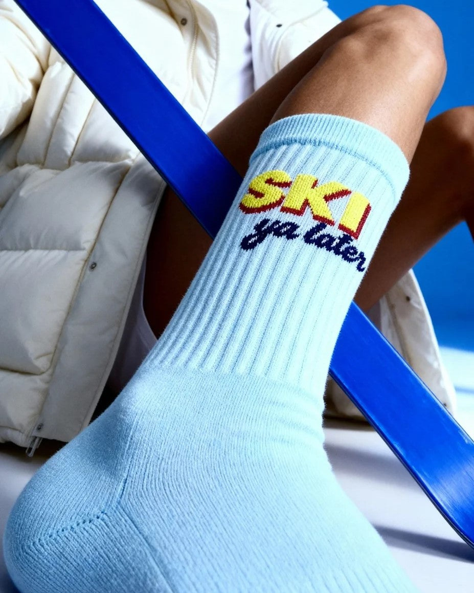 Hellblaue Ski Ya Later Socken getragen