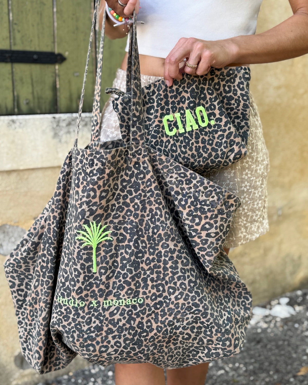 Leopard Canvas Kosmetiktasche und Accessory Case mit gelber Ciao Stickerei von studio x monaco Details