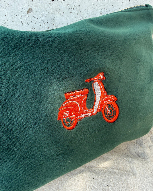 Detailaufnahme Samt Kosmetik Pouch "Retro Scooter" in green von studio x monaco