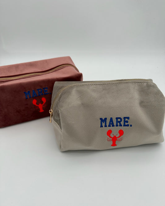 Personalisierte Samt Kosmetiktasche "Mare" aus grauem Premium-Samt mit feiner Lobster Stickerei von studio x monaco