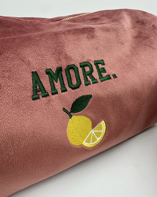 Detailaufnahme Samt Kosmetik Tasche "Amore" aus rose Premium Samt mit feiner Zitronen Stickerei von studio x monaco