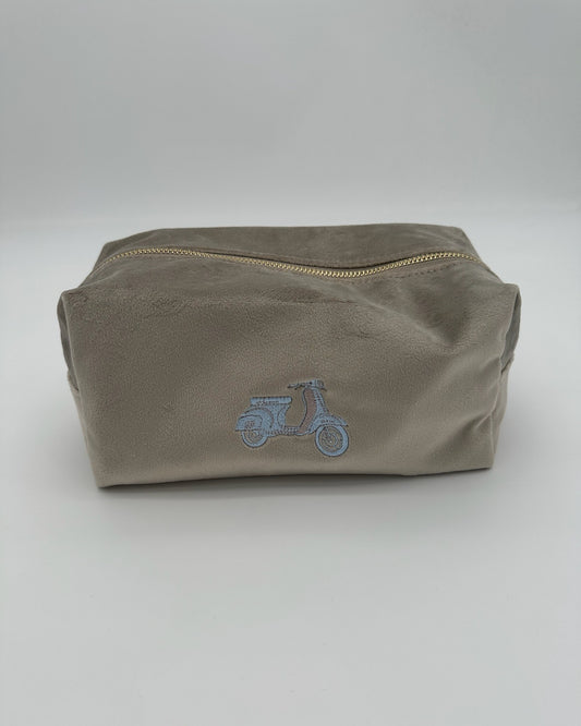 Personalisierte Samt Kosmetiktasche "Retro Scooter" aus grauem Premium-Samt mit feiner Motiv-Stickerei in blau von studio x monaco