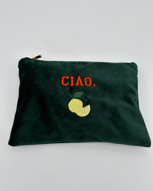Frontansicht Personalisierbare Samt Kosmetik Pouch mit feiner Stickerei Limone in 30 x 20 cm von studio x moanco