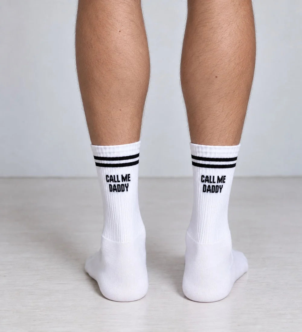 Weiße Call Me Daddy Socken von NBDC getragen