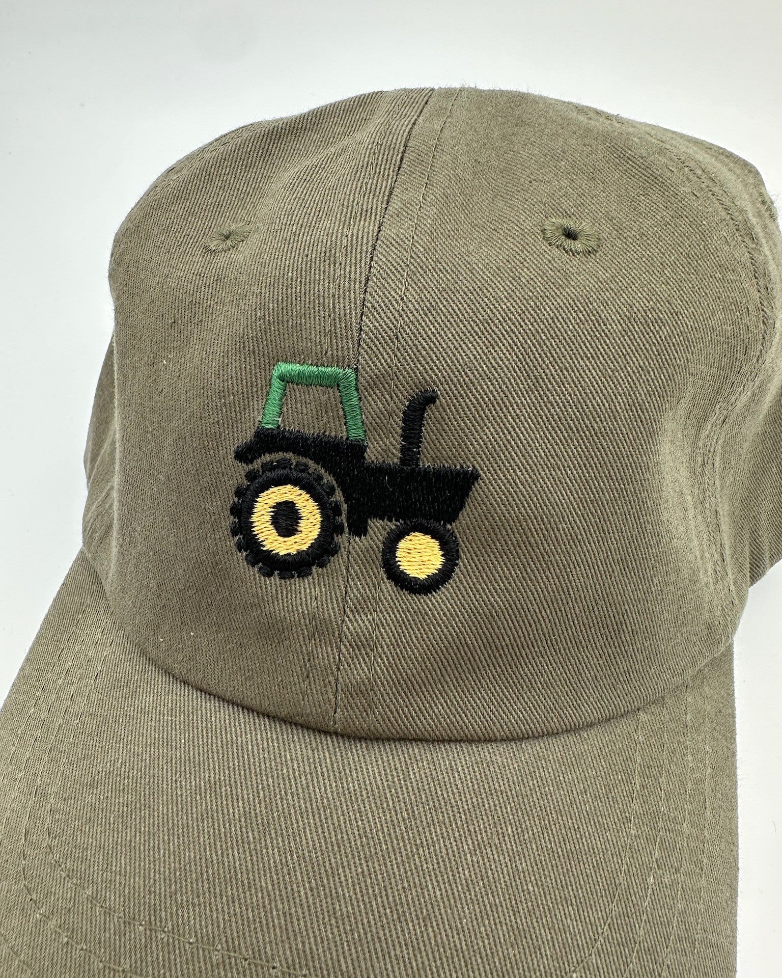 Kinder Baseball Cap mit Traktor Stickerei Detailansicht in grün