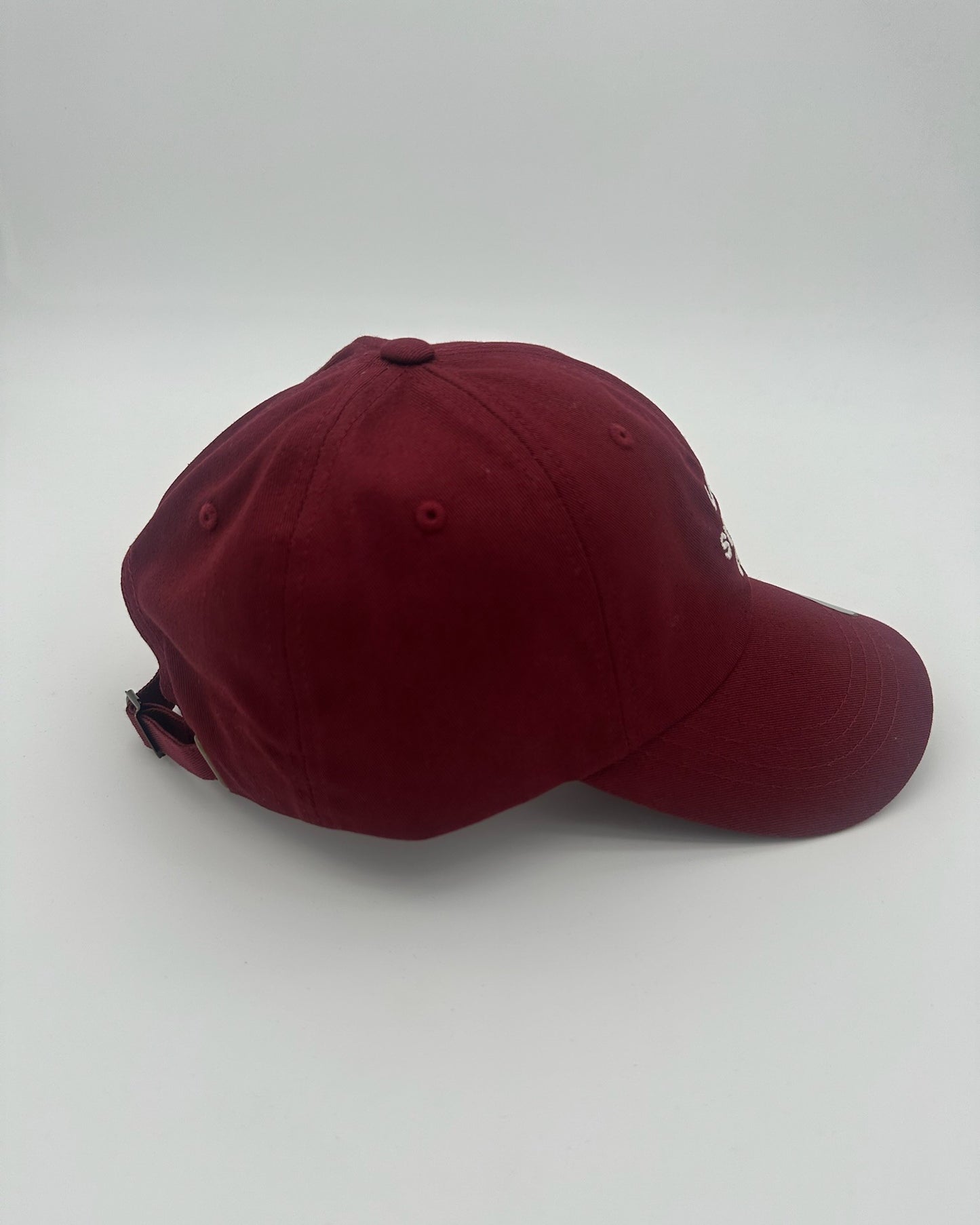 Lazy Sunday Club Baseball Cap aus Baumwolle hochwertig bestickt in Maroon seitlich