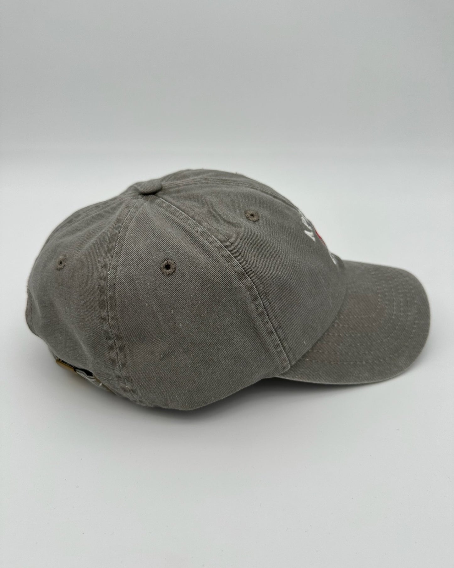 Vintage Cap mit hochwertiger Bestickung Apres Ski Club in grey Seitlich