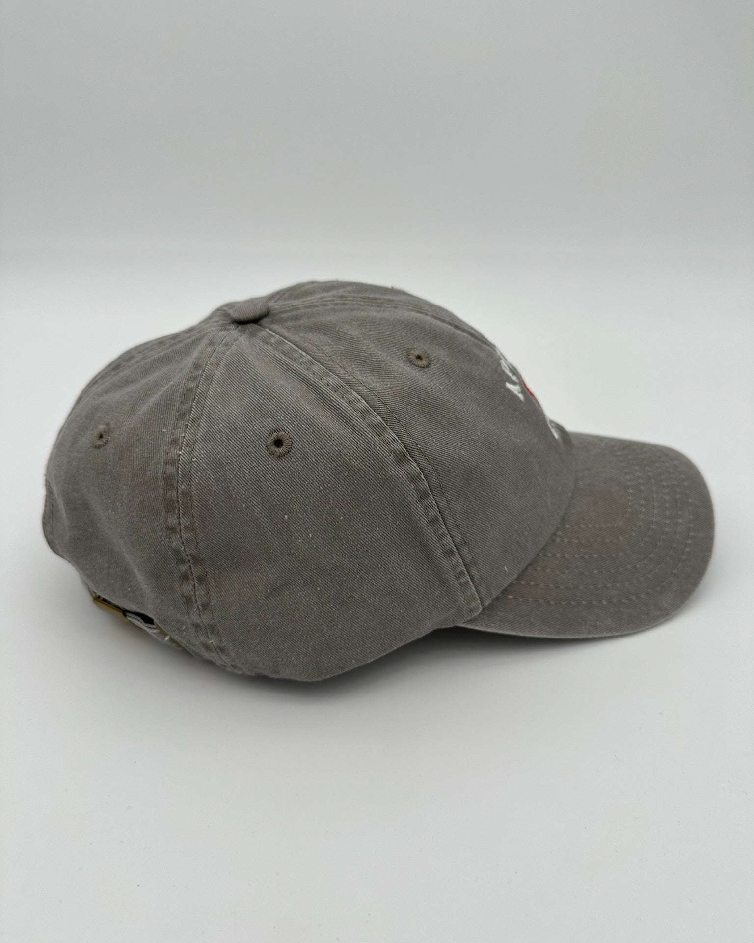 Vintage Cap mit hochwertiger Bestickung Apres Ski Club in grey Seitlich