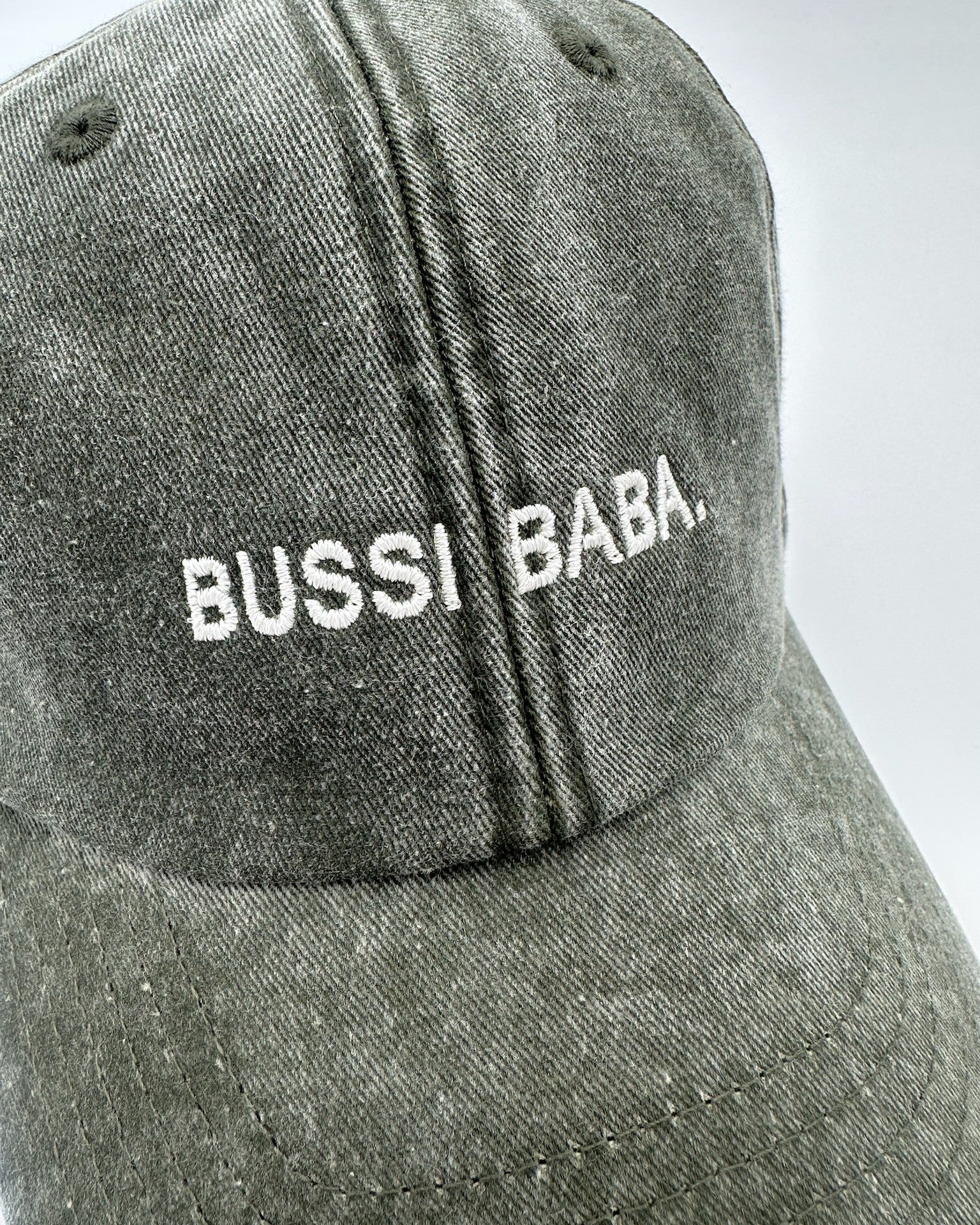 Vintage Cap mit hochwertiger Bestickung Bussi Baba in olive