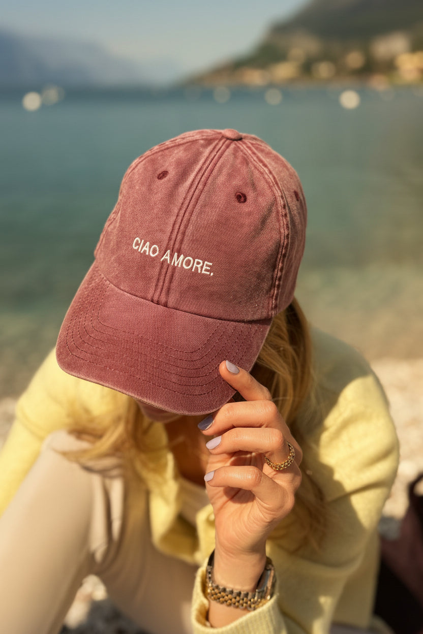 Vintage Cap mit Ciao Amore Bestickung in vintage red von studio x monaco