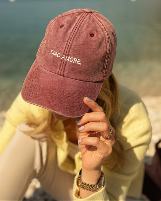 Vintage Cap mit Ciao Amore Bestickung in vintage red von studio x monaco