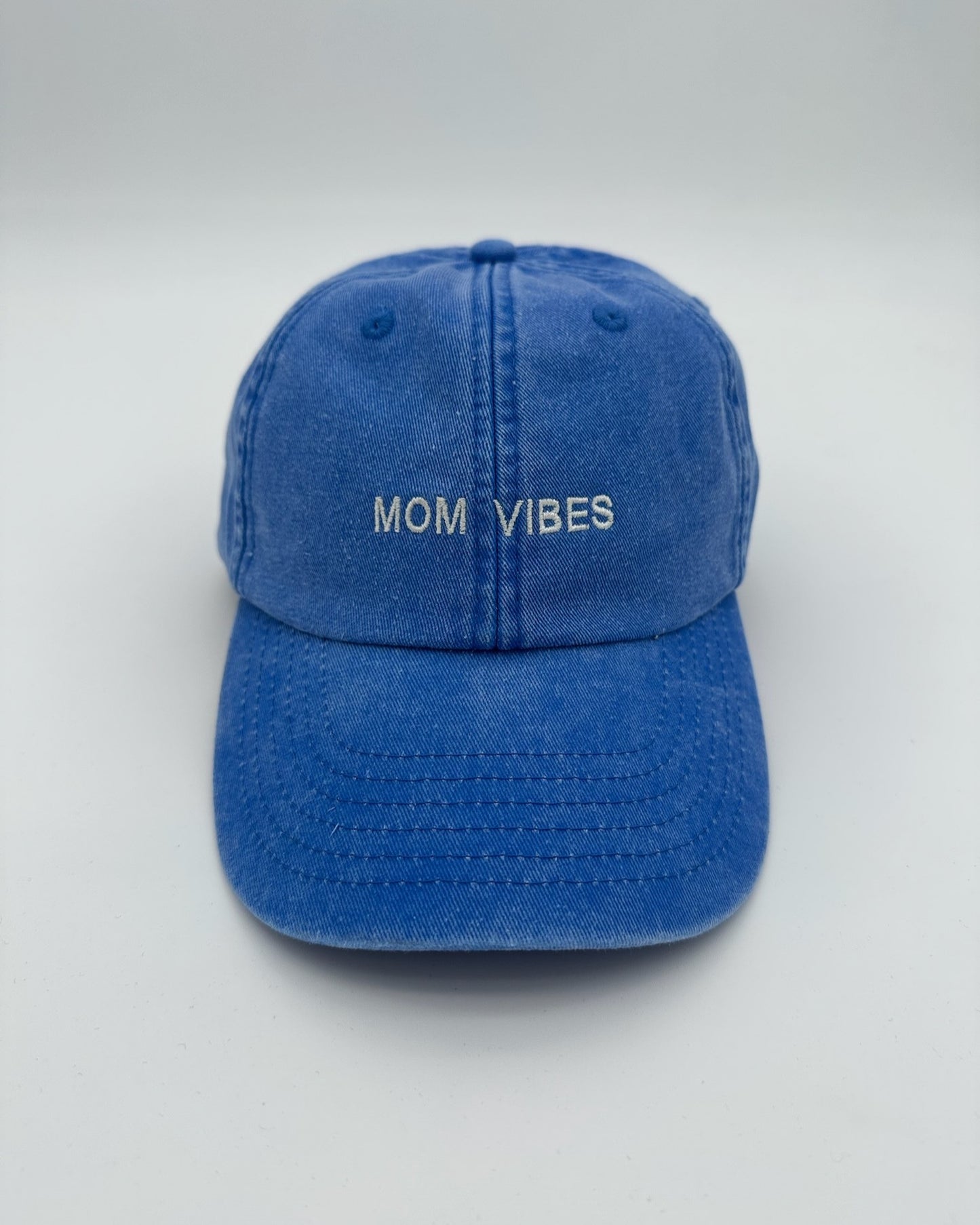 Vintage Cap bestickt MOM VIBES  in Cornflower