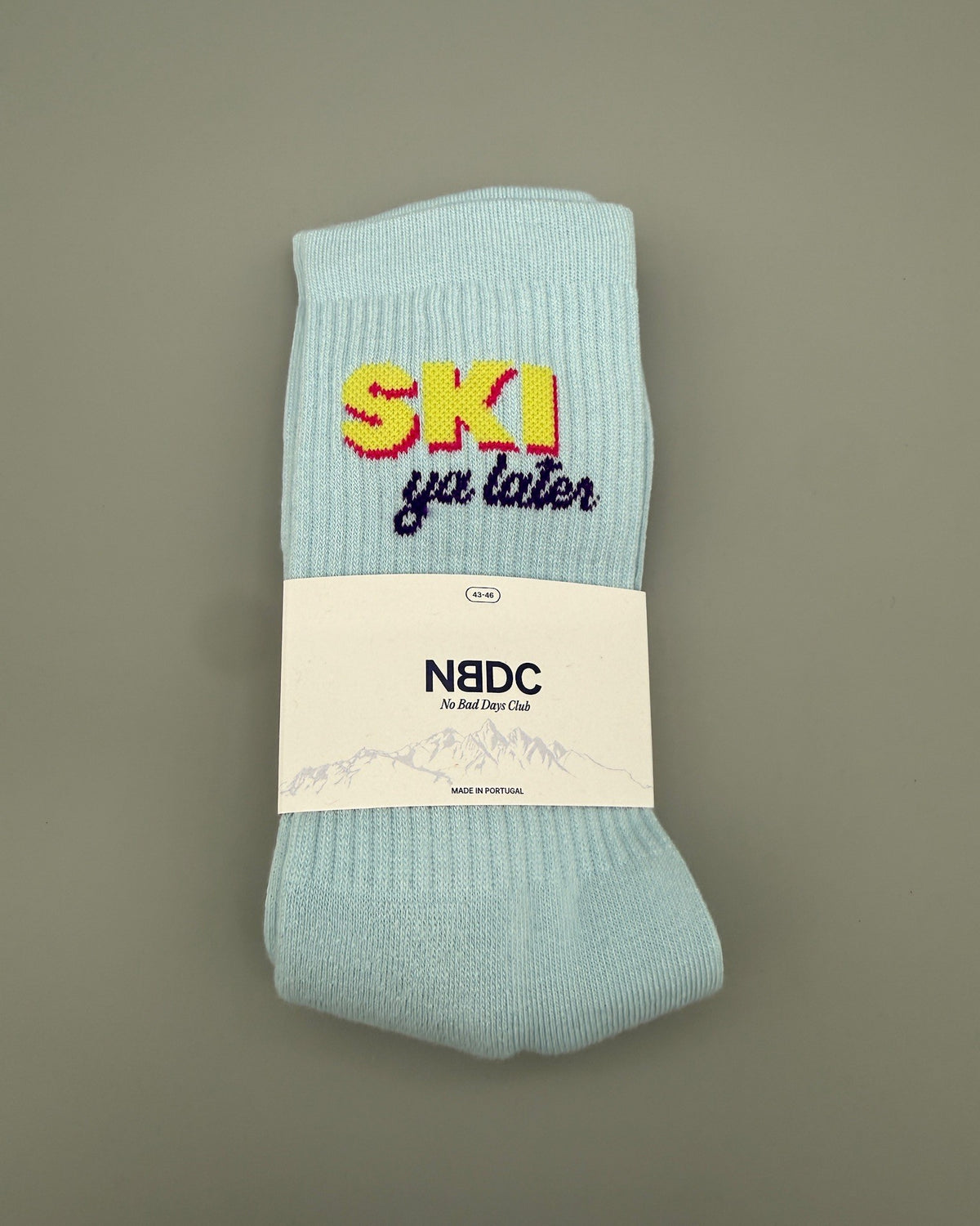 Hellblaue Ski Ya Later Socken von NBDC