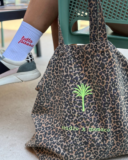 Weiße Tutto Passa Socken von NBDC im Lifestyle Look mit Tasche von studio x monaco