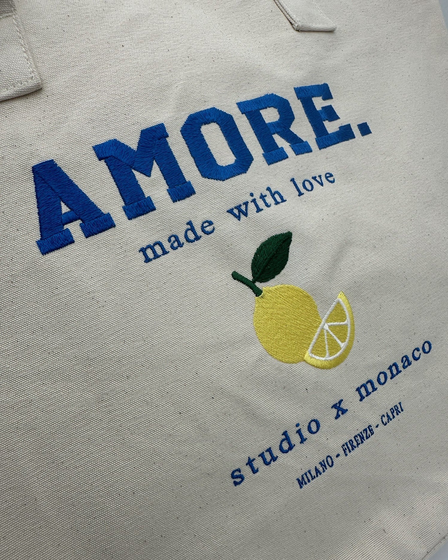 Detailansicht Canvas Tote Bag bestickt mit Amore Design in Natural von studio x monaco