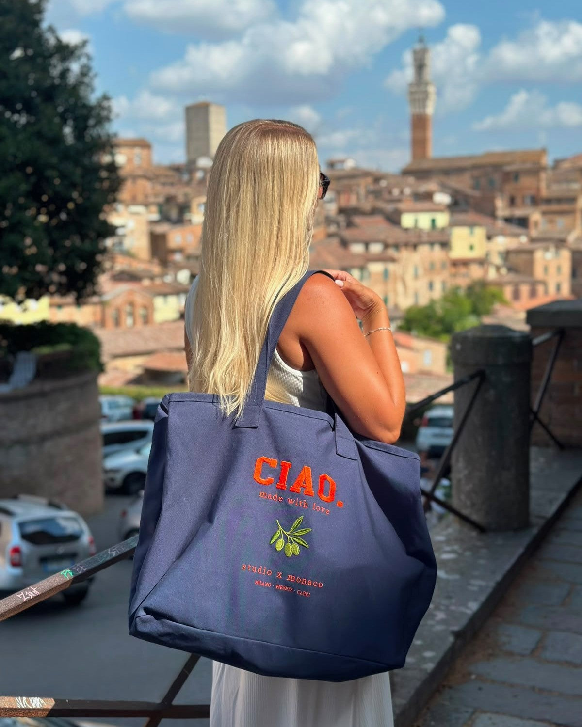 Oversized Canvas Tote Bag Ciao verde mit gestickter Olive Lifestyle