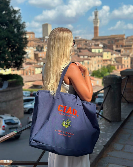 Oversized Canvas Tote Bag Ciao verde mit gestickter Olive Lifestyle