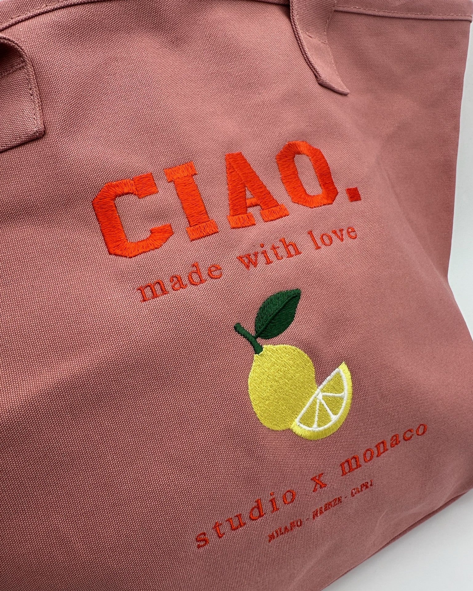 Detailansicht Canvas Tote Bag Strandtasche bestickt Ciao in Rose von studio x monaco