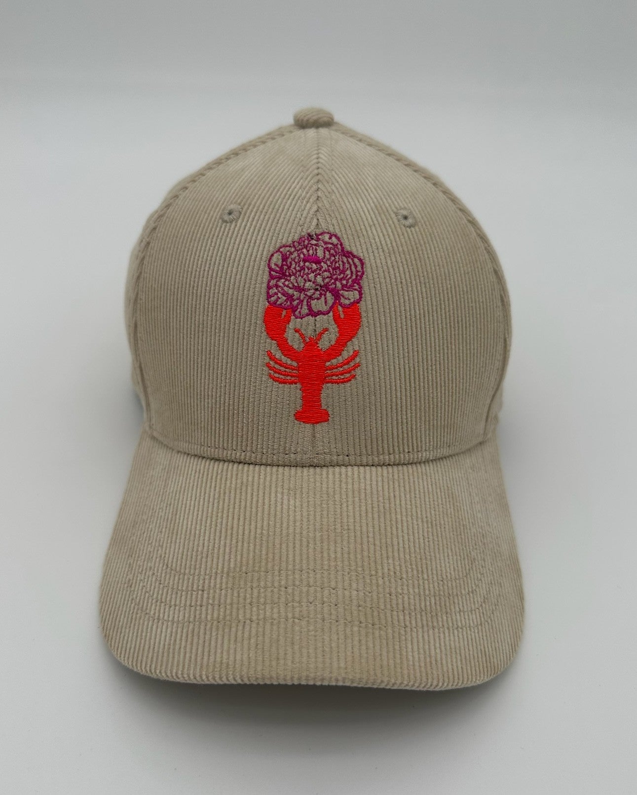 Cord Cap Lobster mit hochwertiger Flower Lobster Bestickung in stone von studio x monaco