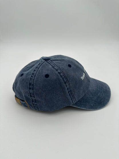 Seitenansicht Vintage Cap für Kids mit gesticktem Team Babyccino Schriftzug in vintage blau