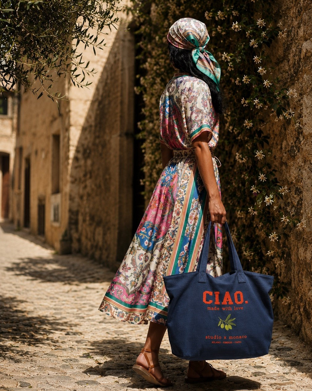 Oversized Canvas Tote Bag ciao verde in navy getragen