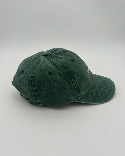 Vintage Cap mit hochwertiger Bestickung Overdressed in bottle green seitlich von stuio x monaco