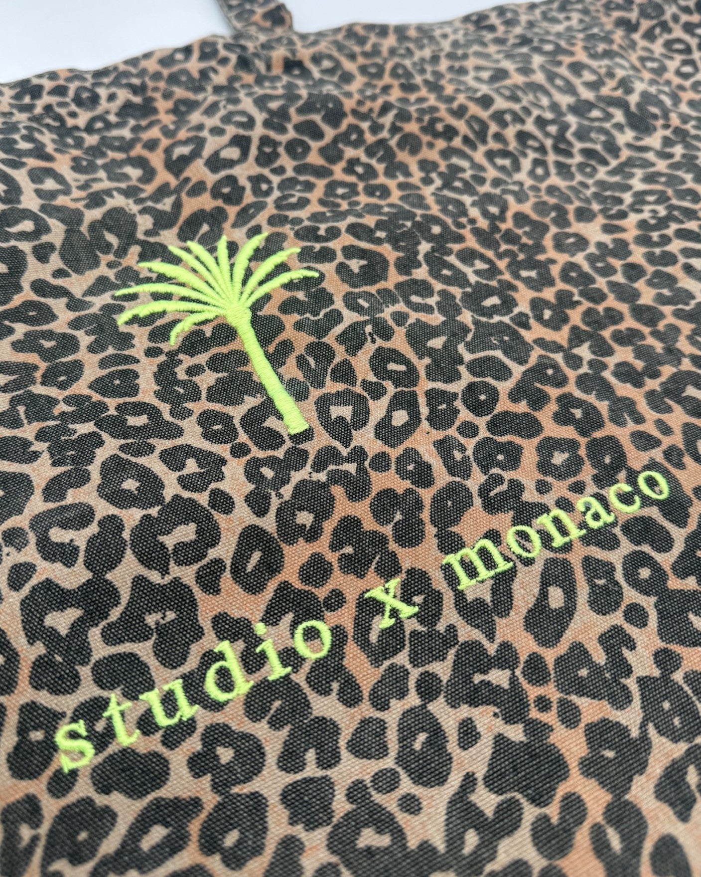 Oversized Leo Canvas Shopper mit Palmen Stickerei in neon von studio x monaco Detailansicht