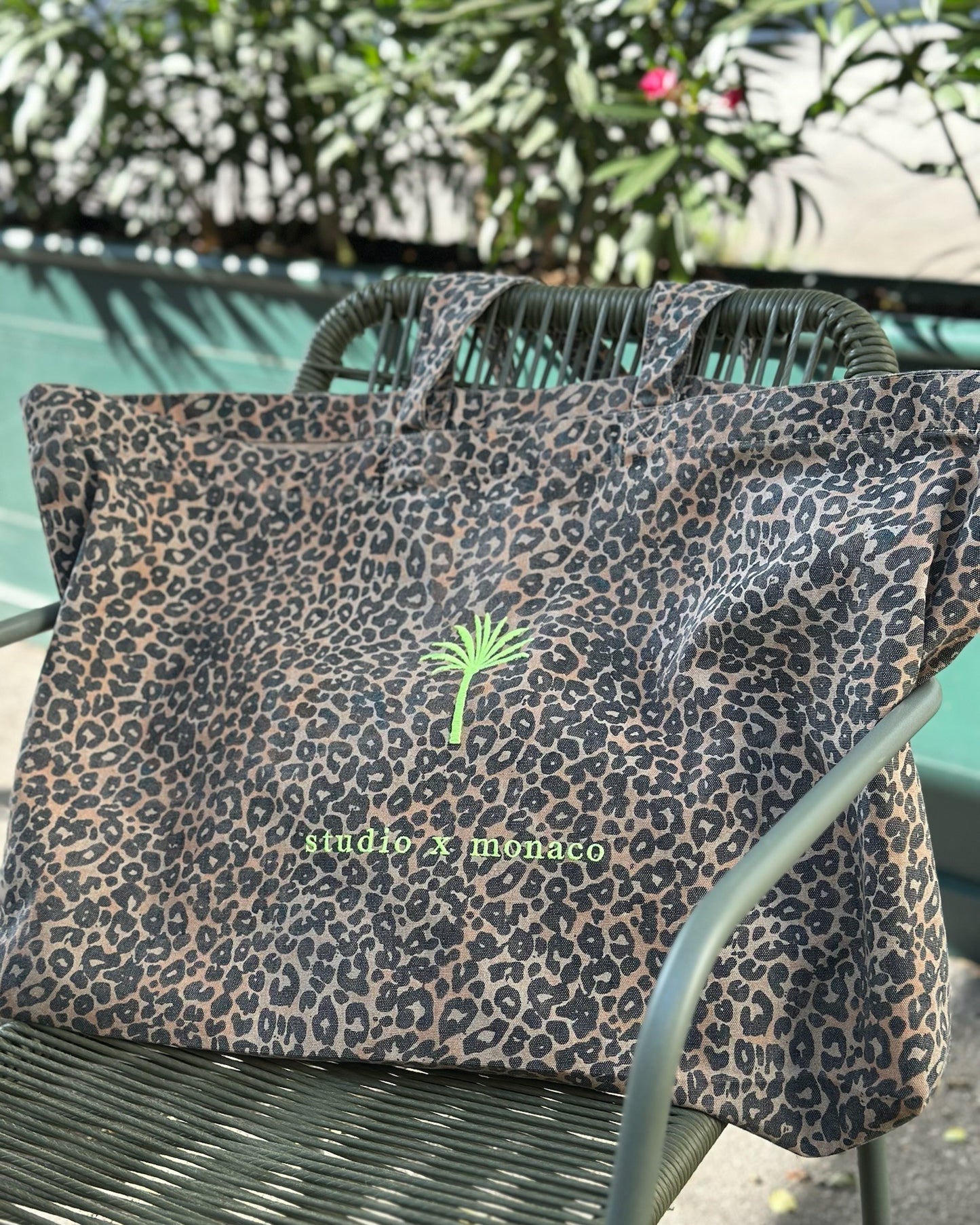 Oversized Leo Canvas Shopper mit Palmen Stickerei Neon Lifestyle von studio x monaco
