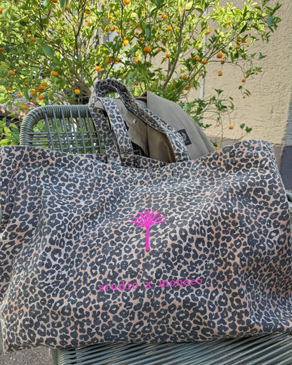 Oversized Leo Canvas Shopper mit Palmen Stickerei pink Lifestyle von studio x monaco