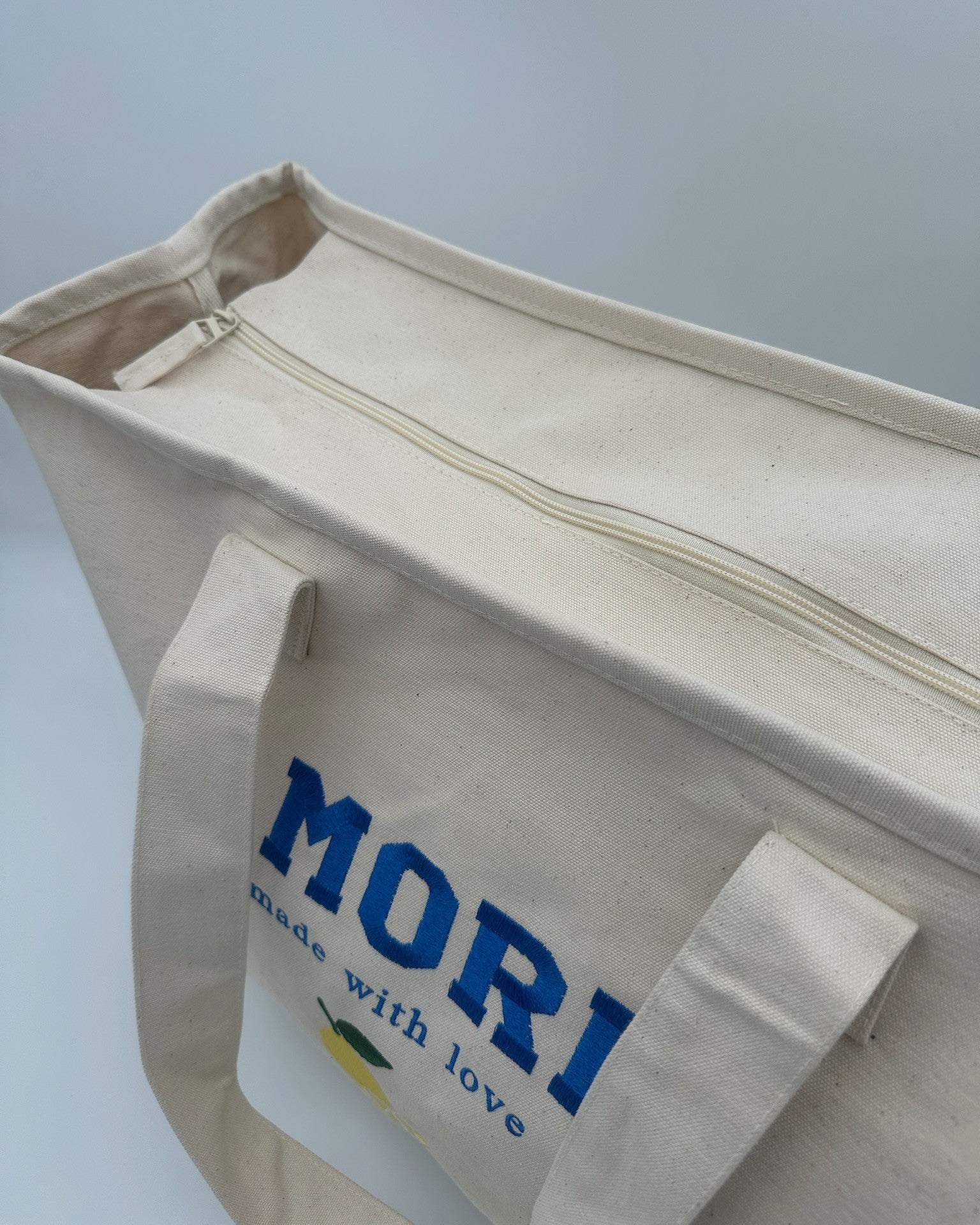 Ansicht Reißverschluss Canvas Tote Bag Amore von studio x monaco