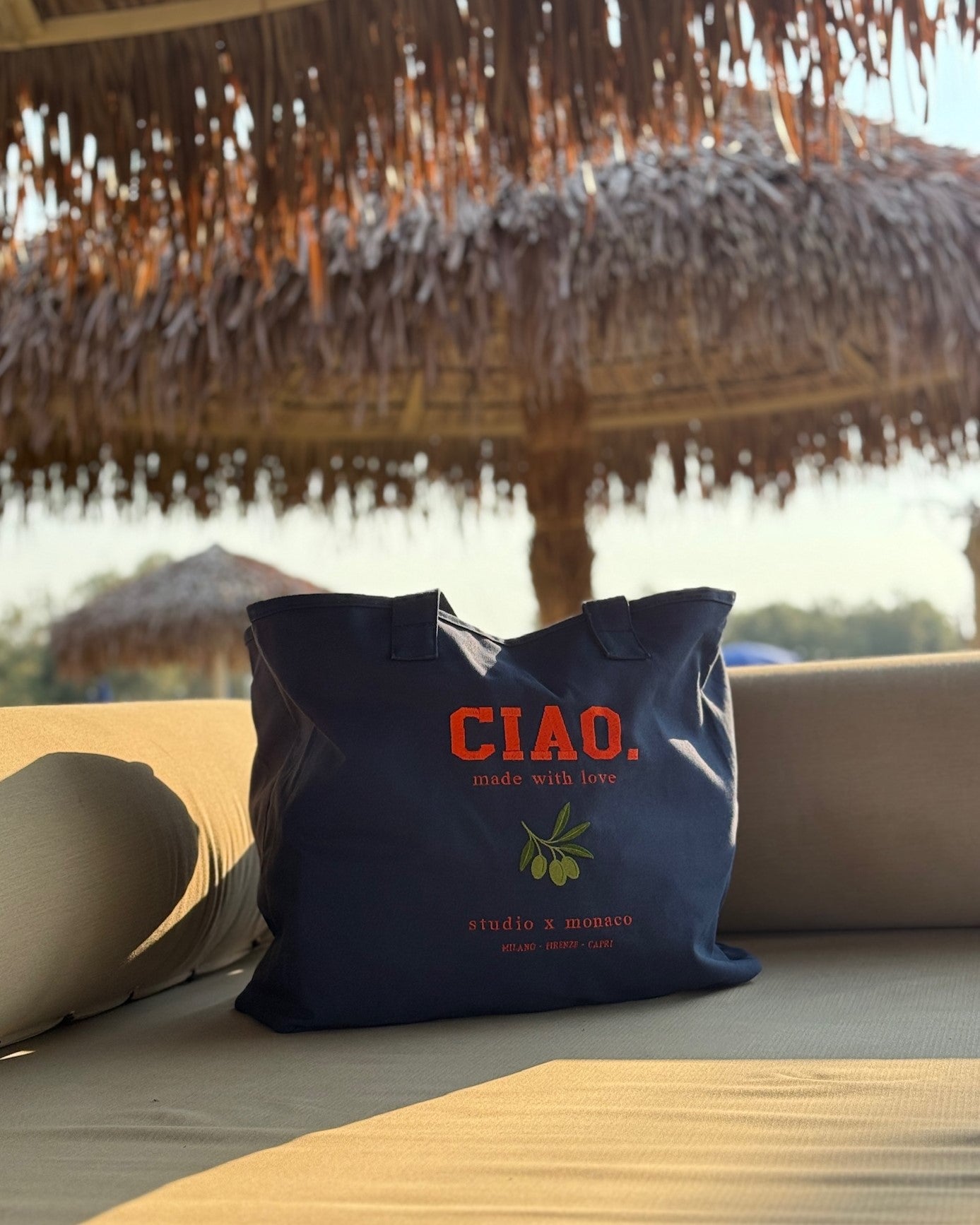 Oversized Canvas Tote Bag Ciao verde mit gestickter Olive