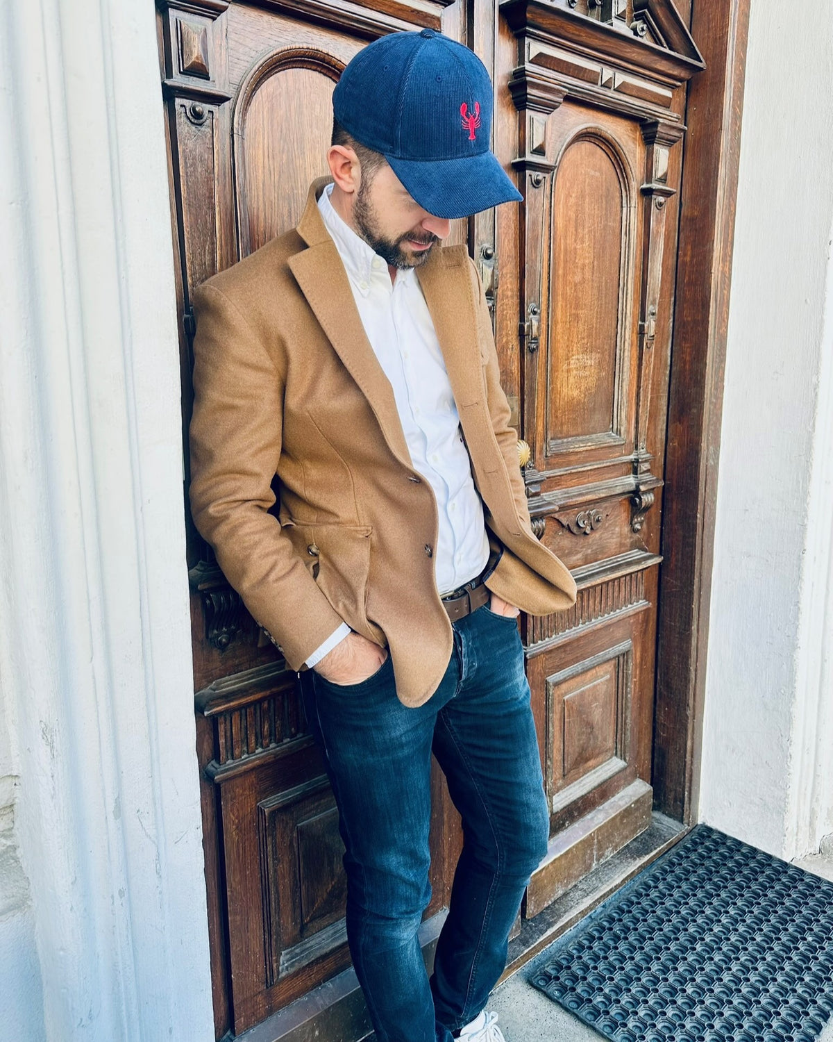 Cord Cap Lobster mit hochwertiger Lobster Bestickung in navy getragen