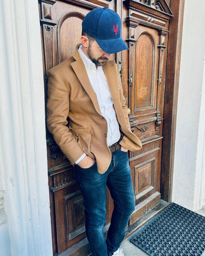 Cord Cap Lobster mit hochwertiger Lobster Bestickung in navy getragen