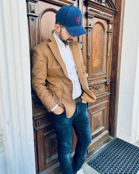 Cord Cap Lobster mit hochwertiger Lobster Bestickung in navy getragen