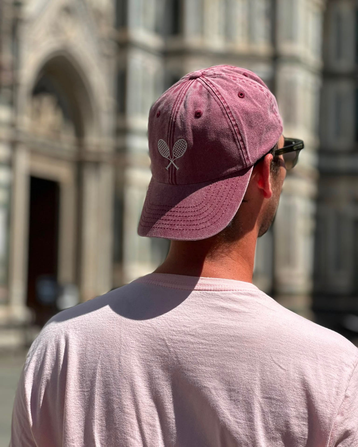 Vintage Cap mit gesticktem Tennis Motiv getragen von studio x monaco