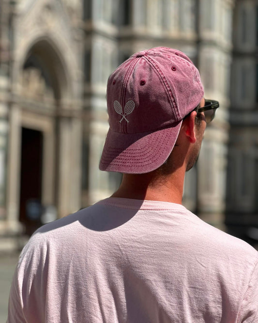 Vintage Cap mit gesticktem Tennis Motiv getragen von studio x monaco