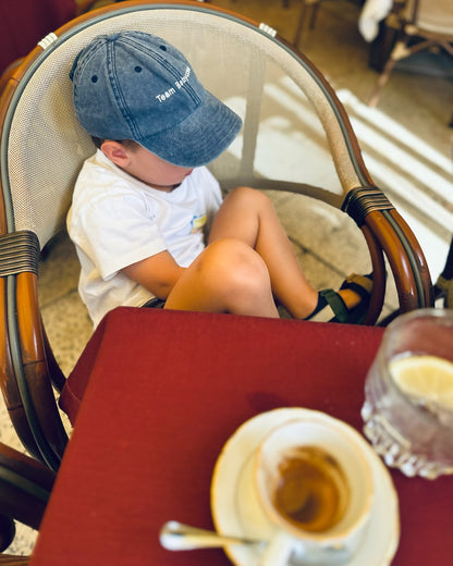 Vintage Cap für Kids mit gesticktem Team Babyccino Schriftzug in vintage blau von studio x monaco