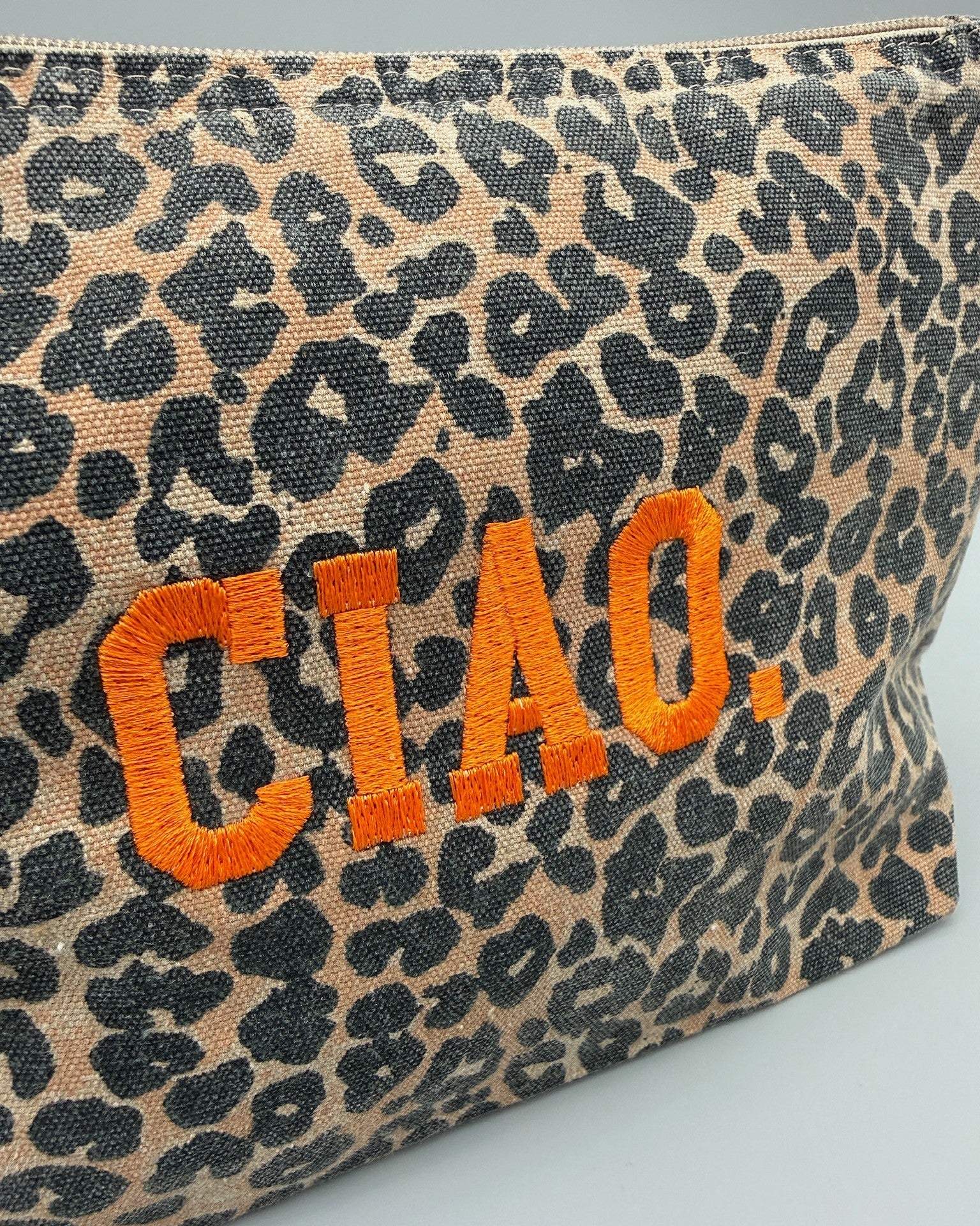 Leopard Canvas Kosmetiktasche mit orangefarbener Ciao Stickerei von studio x monaco Details