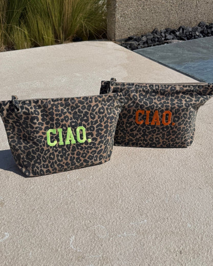 Leopard Canvas Kosmetiktasche mit gelber und oranger Ciao Stickerei von studio x monaco Details