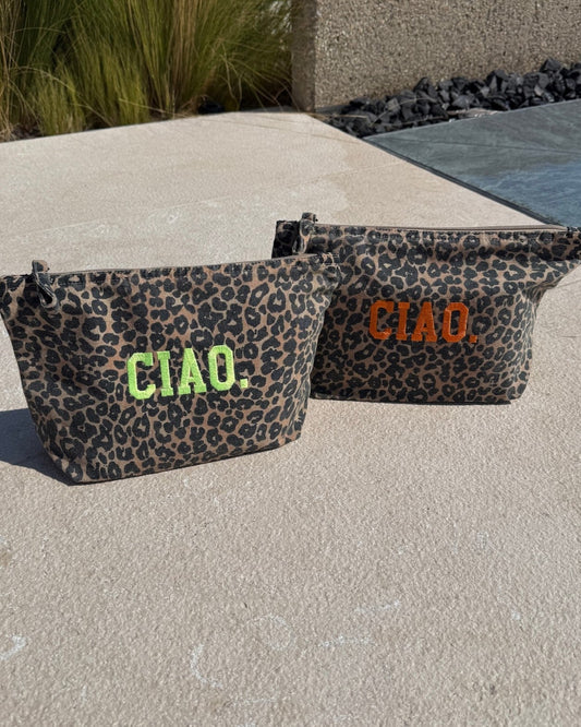 Leopard Canvas Kosmetiktasche mit gelber und oranger Ciao Stickerei von studio x monaco Details