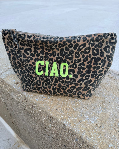 Leopard Canvas Kosmetiktasche mit gelber Ciao Stickerei von studio x monaco Details