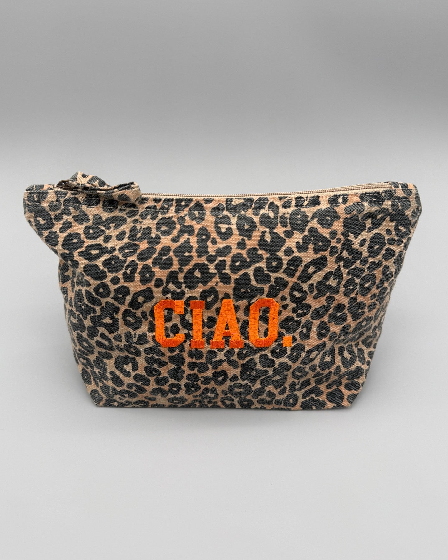 Leopard Canvas Kosmetiktasche mit orangefarbener Ciao Stickerei von studio x monaco
