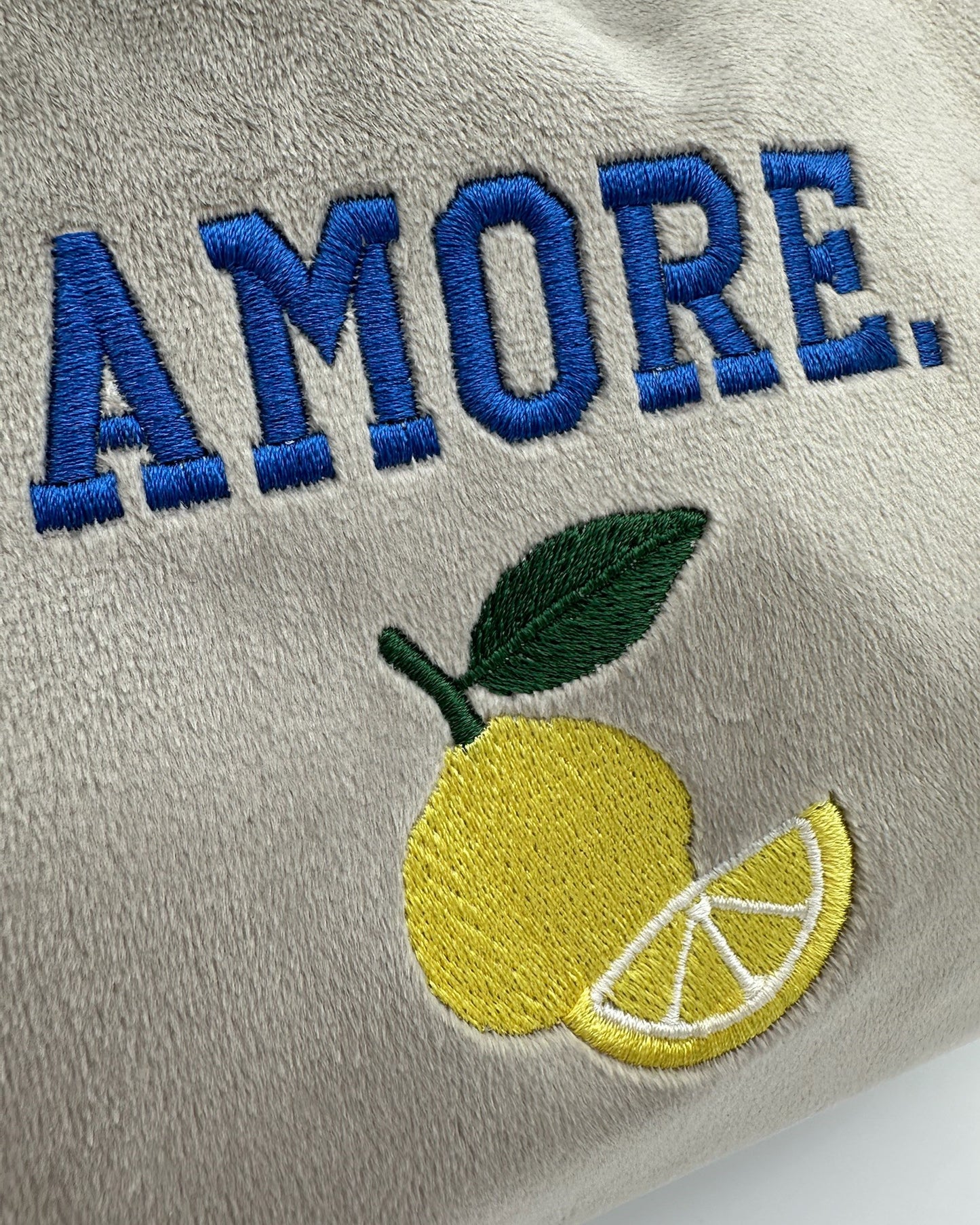 Personalisierte Samt Kosmetik Tasche "Amore" aus grauem Premium Samt mit feiner Zitronen Stickerei von studio x monaco Detailaufnahme
