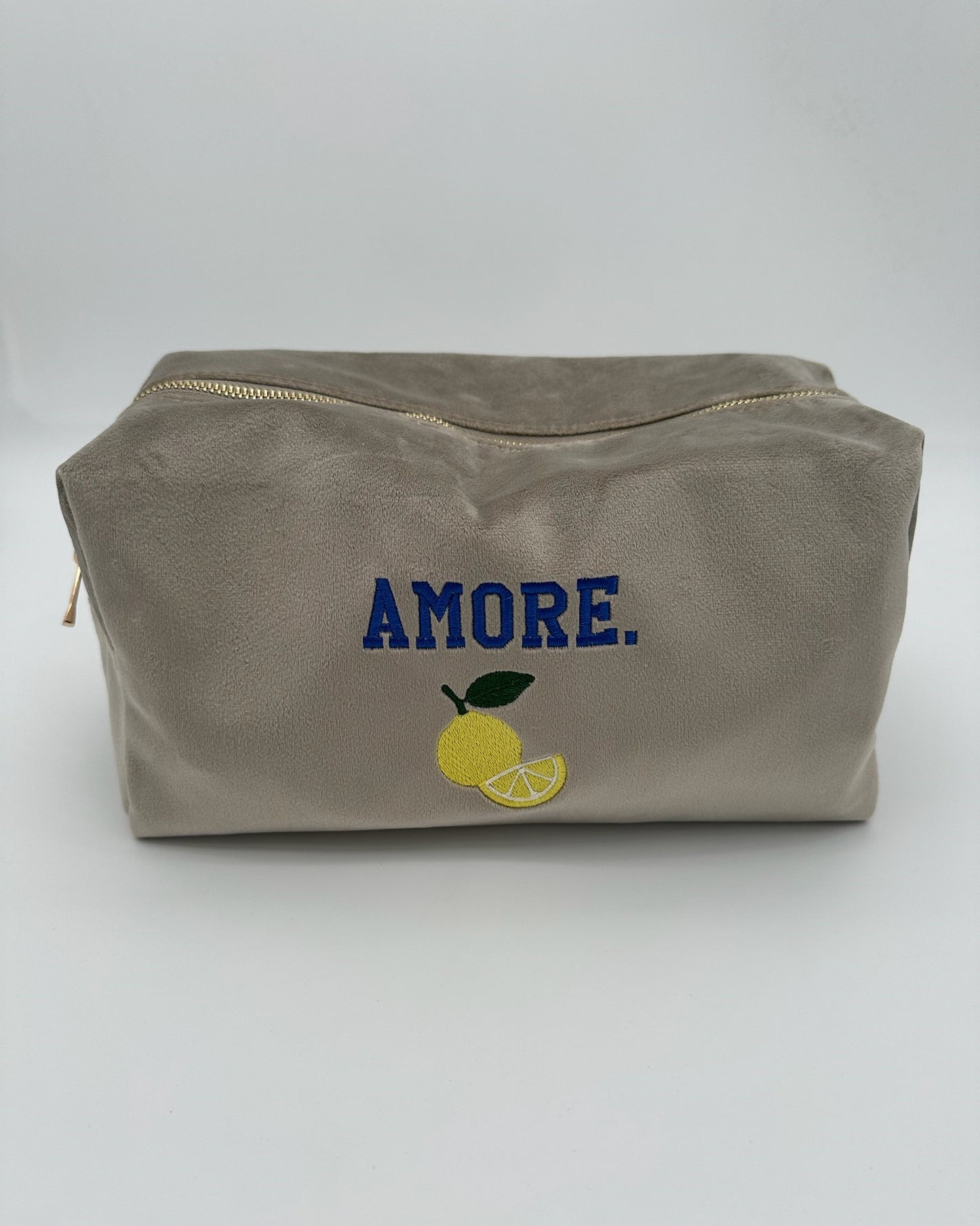 Personalisierte Samt Kosmetik Tasche "Amore" aus grauem Premium Samt mit feiner Zitronen Stickerei von studio x monaco