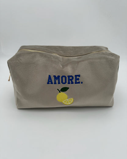 Personalisierte Samt Kosmetik Tasche "Amore" aus grauem Premium Samt mit feiner Zitronen Stickerei von studio x monaco