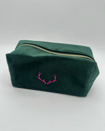 Samt Kosmetik Tasche Selva mit Hirschgeweih-Stickerei in Emerald Green mit pink von studio x monaco