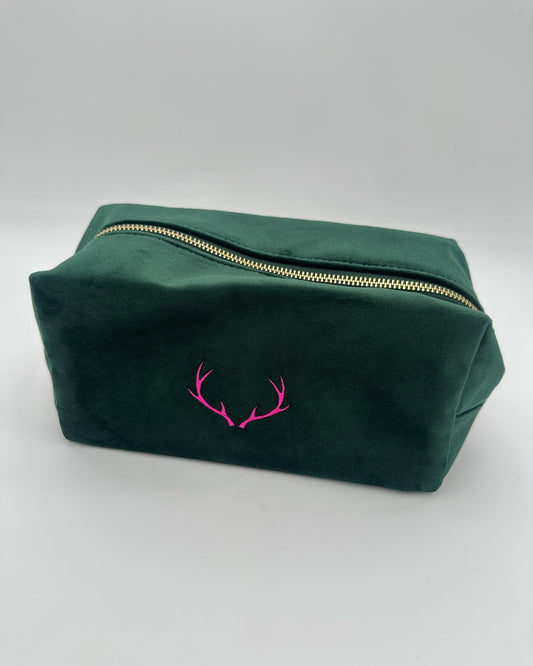 Samt Kosmetik Tasche Selva mit Hirschgeweih-Stickerei in Emerald Green mit pink von studio x monaco