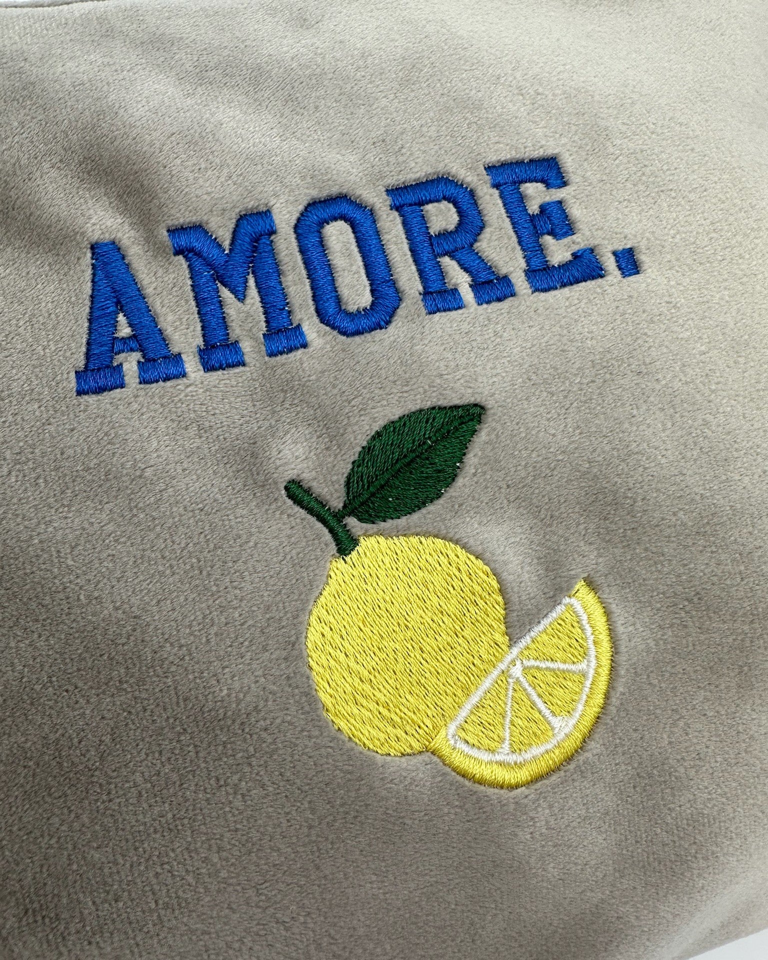 Detailansicht Personalisierbare Samt Kosmetik Pouch grey mit feiner Stickerei Limone in 30 x 20 cm von studio x moanco