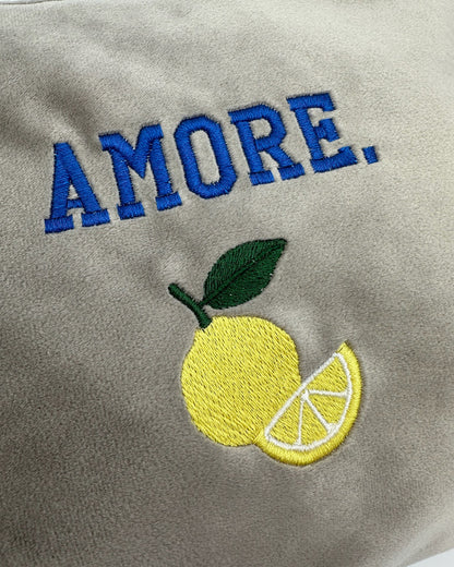 Detailansicht Personalisierbare Samt Kosmetik Pouch grey mit feiner Stickerei Limone in 30 x 20 cm von studio x moanco