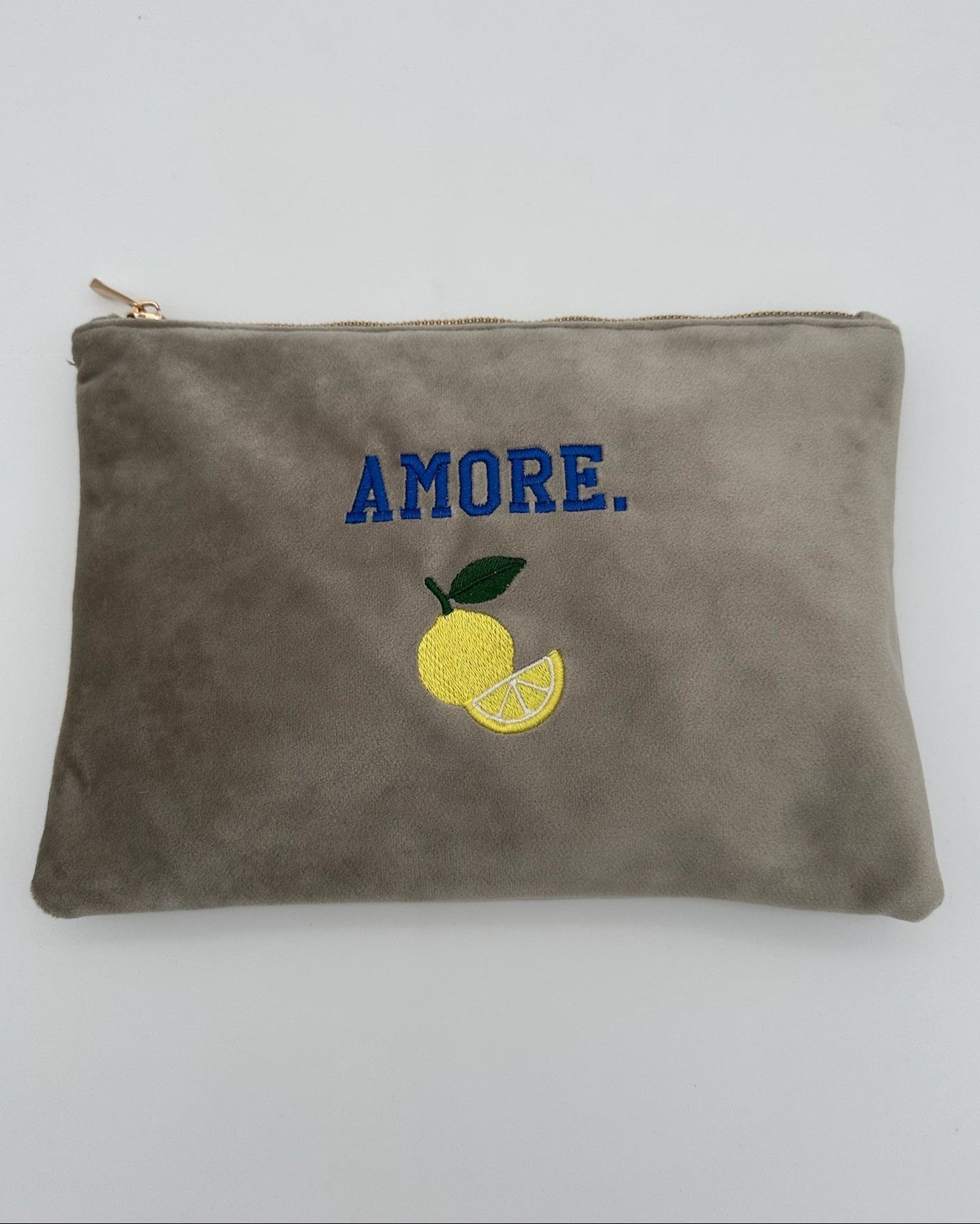 Personalisierbare Samt Kosmetik Pouch  grey mit feiner Stickerei Limone in 30 x 20 cm von studio x moanco